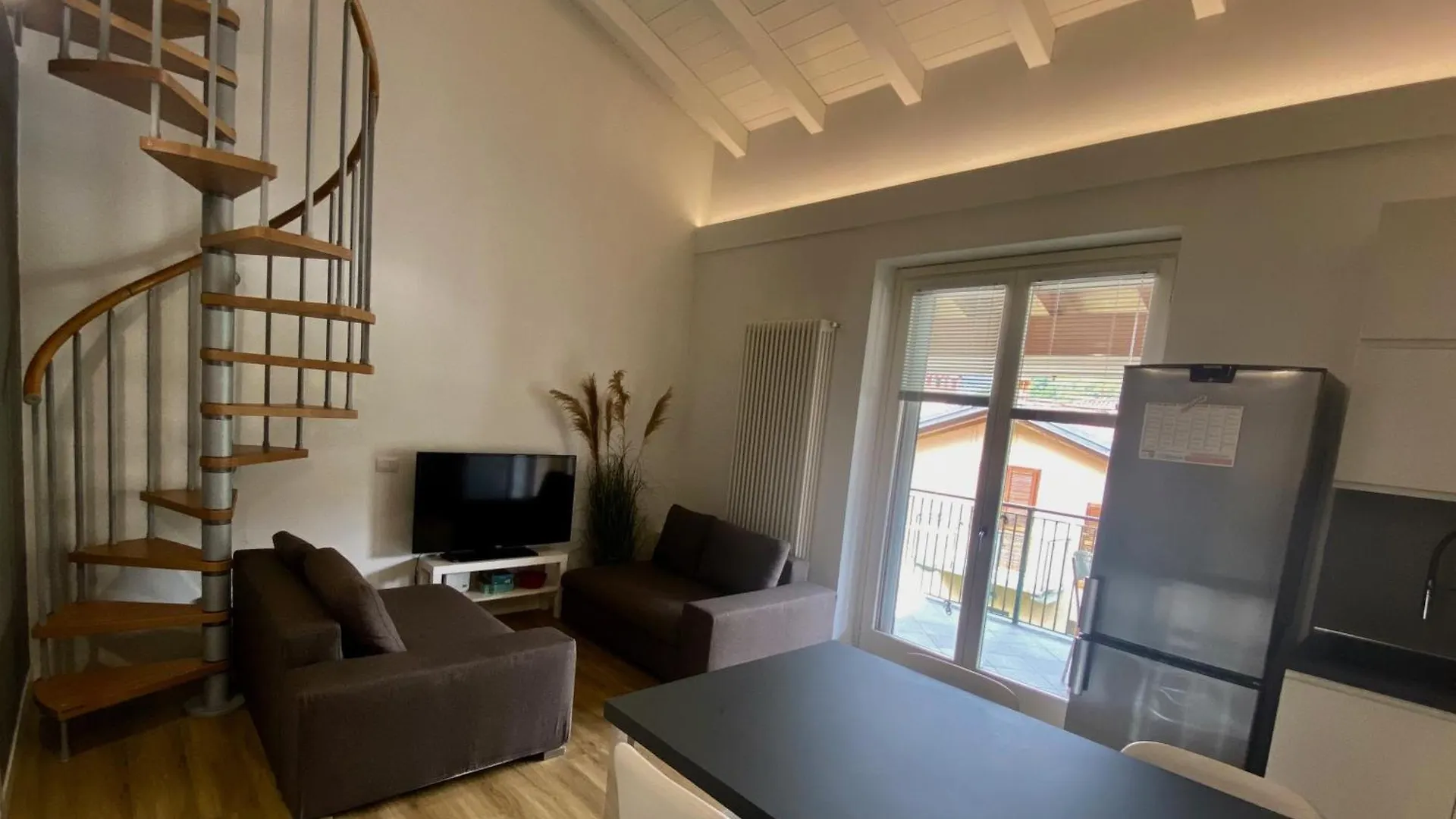 Modern Apartment With Terrace And Mezzanine Floor Colico 0*,